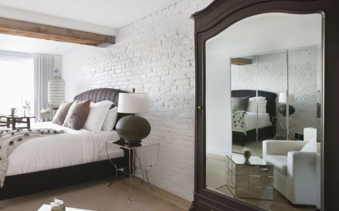 Feng Shui Tips for a Mirror Facing the Bed